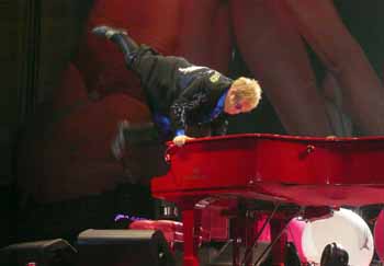 Elton John kann fliegen
