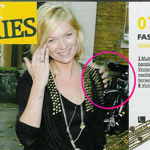 Kate Moss mit drei Händen